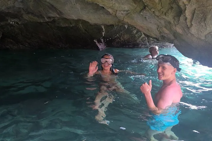 Kayak Tour with Caves, Snorkeling and Picnic