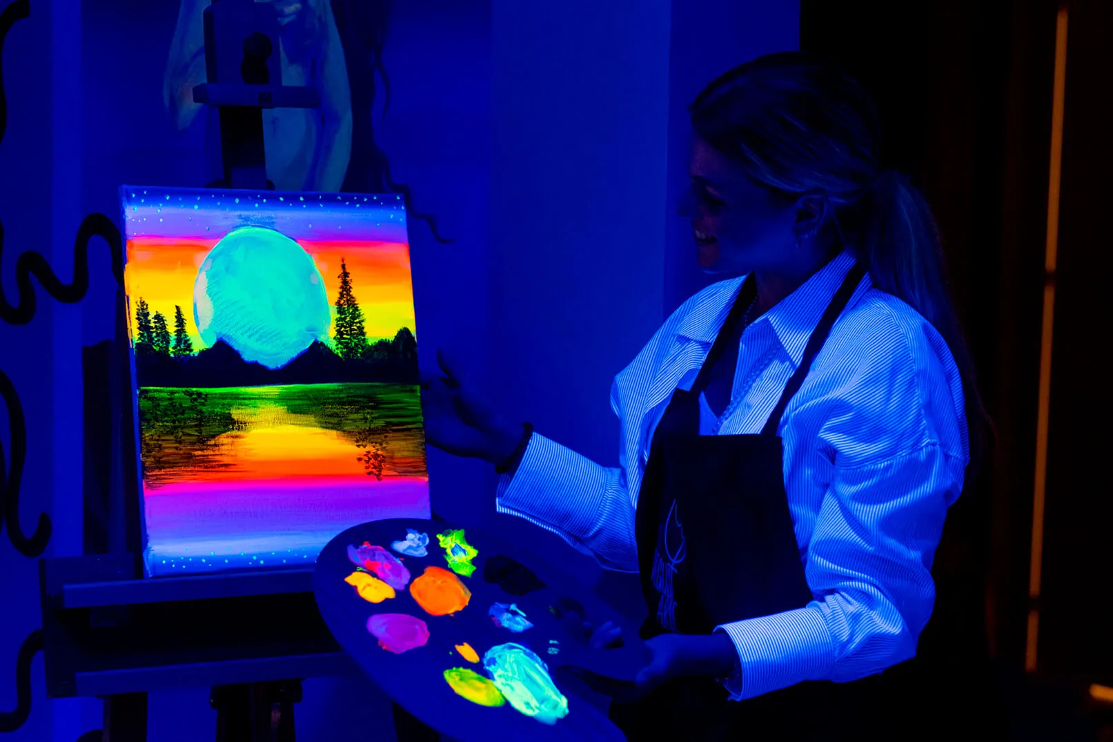 Taller de pintura neón en DegustArte