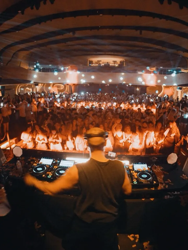 Intro presents: Themba & Les Castizos at AMØK